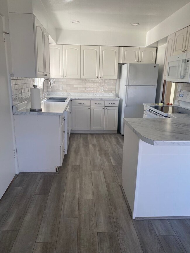 Building Photo - Sweet 4 bd, 2 bath, 2+car garage near MidTown