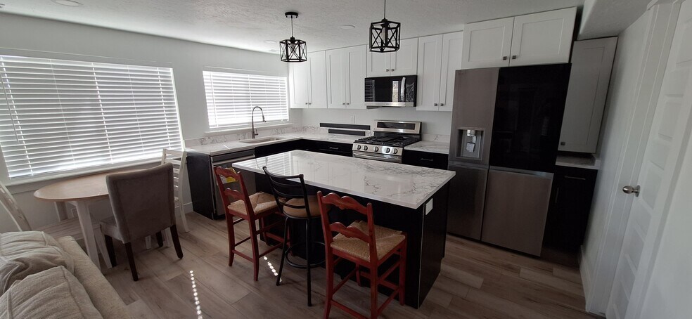 Kitchen with island and full appliances - 704 N Bennedict Dr