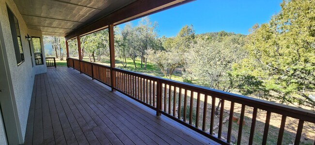 Building Photo - Modern Home with Huge Yard