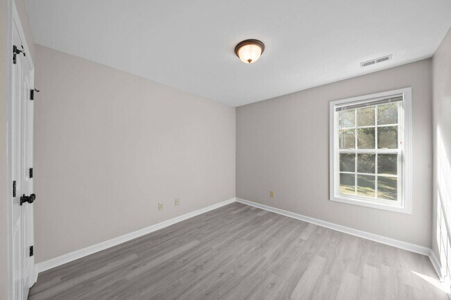 Building Photo - 122 Sherman Ct