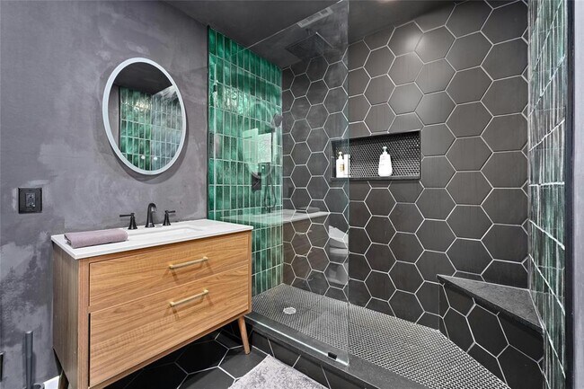 Building Photo - 2804 Crest Ave