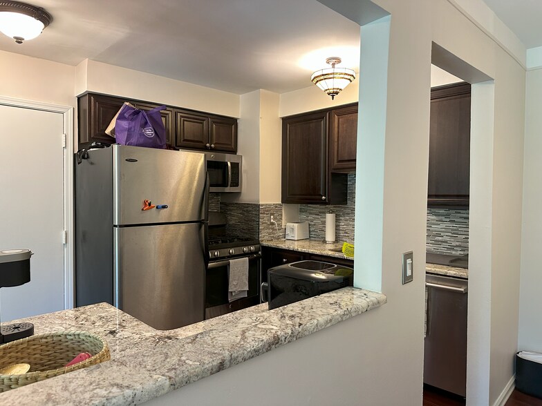 Building Photo - 1217 Island Dr