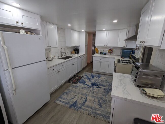 Building Photo - 32180 Saucon Valley St