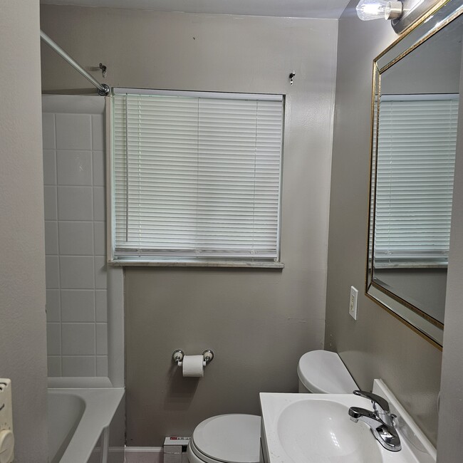 Building Photo - 2931 Spring Hill Dr