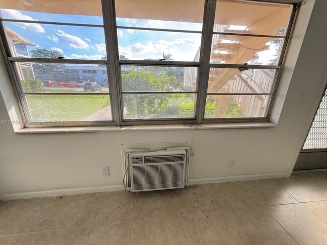 Building Photo - 210 Canterbury J