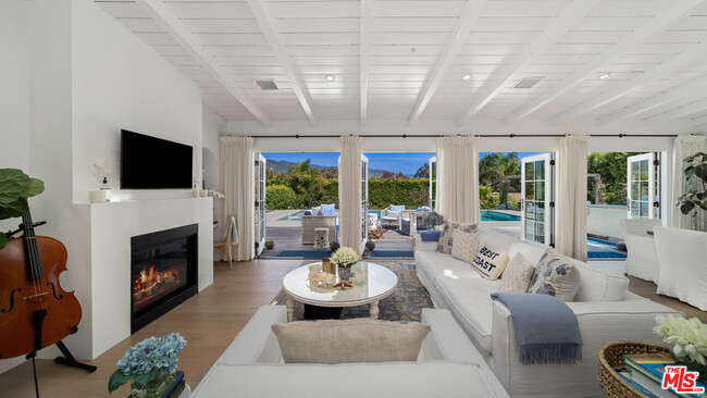 Building Photo - 6540 Dume Dr