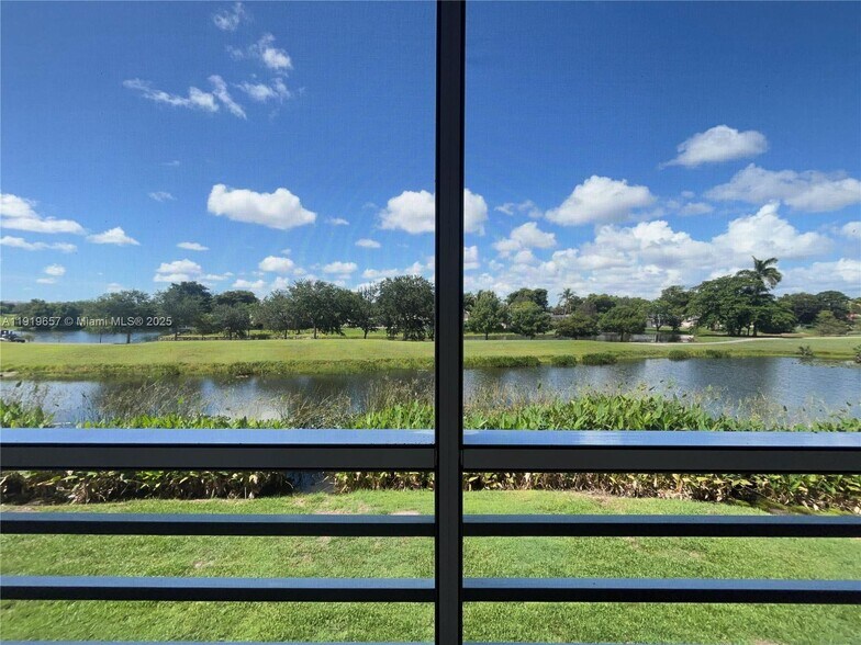 Building Photo - 2471 SW 82nd Ave