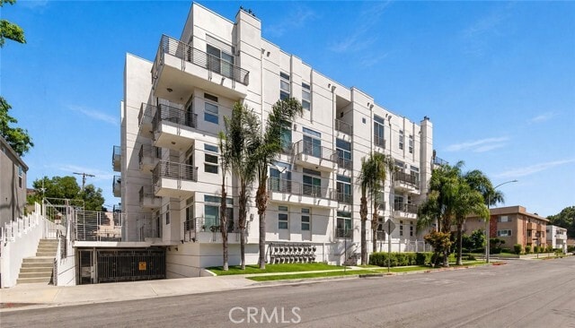 Building Photo - 401 N Serrano Ave