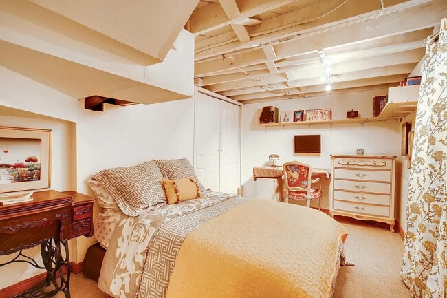 Building Photo - 2933 Ivanhoe St