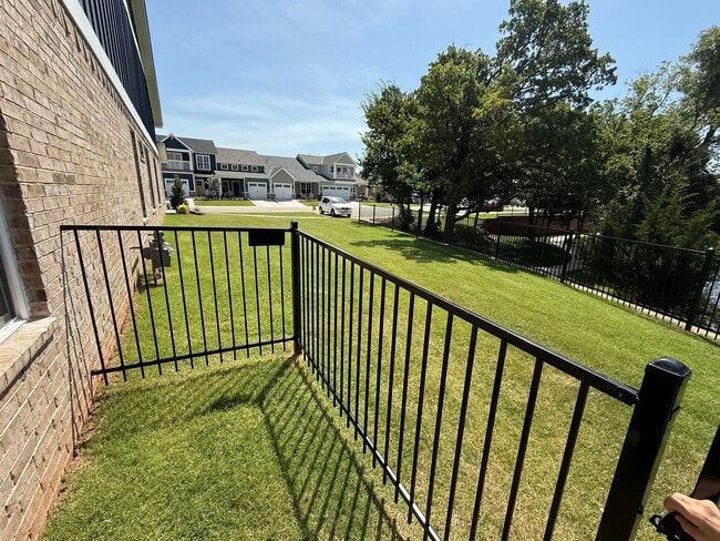 Building Photo - Flexible terms and easy move in!! 3 bed, 2 bath, 2 car garage in the gated Bungalow Heights commu...