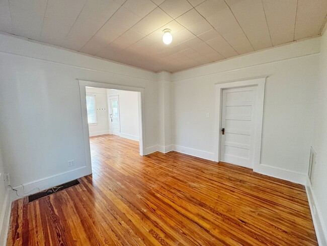 Building Photo - Historic Downtown 2 BR /1.5 BA! Walk Every...