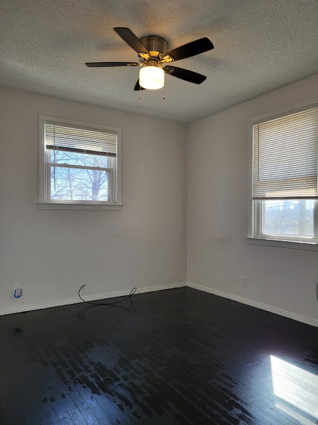 Building Photo - Phenomenal Downtown River View!