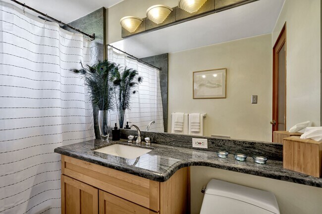 Building Photo - HOLIDAY SPECIAL***2 WEEKS FREE** 3 Bed/2 Bath Oasis in Royal Woods - Available Now