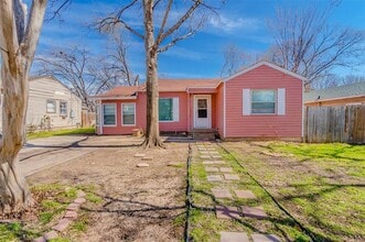 Building Photo - 600 NE 11th St