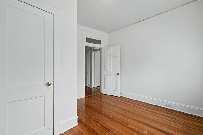 Building Photo - 4 Bedroom Highland Terrace Beauty