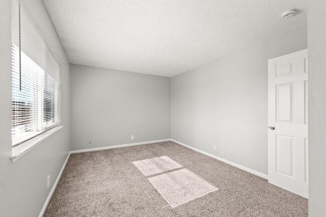 Building Photo - Remodeled 2 Bedroom Condo with Garage