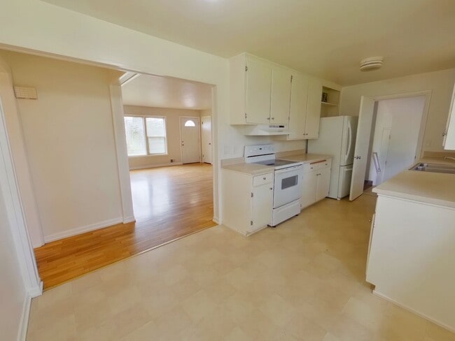 Building Photo - 3 bedroom family home