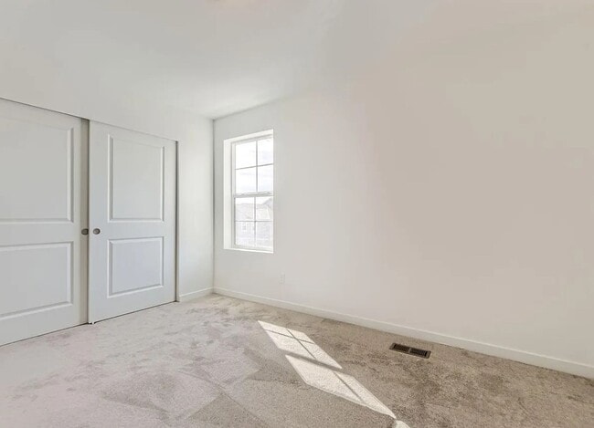 Building Photo - Luxurious CORNER LOT - 3bd 2.5 paired home in Dove Village!
