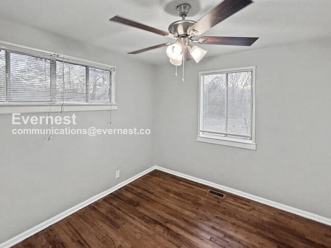 Building Photo - 3056 Highland Dr