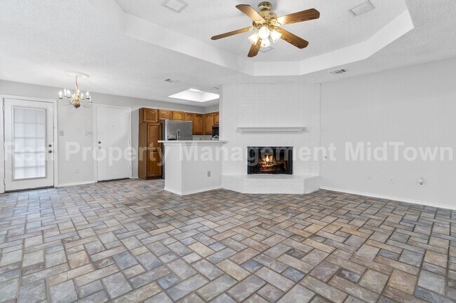 Building Photo - Charming Home in Established Community