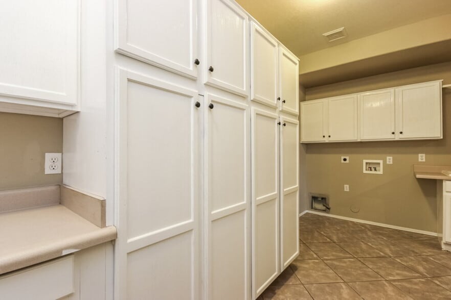 Building Photo - 1081 E Horseshoe Dr