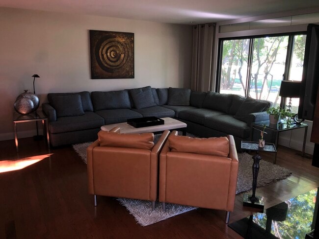 Building Photo - 328 Shoreline Rd