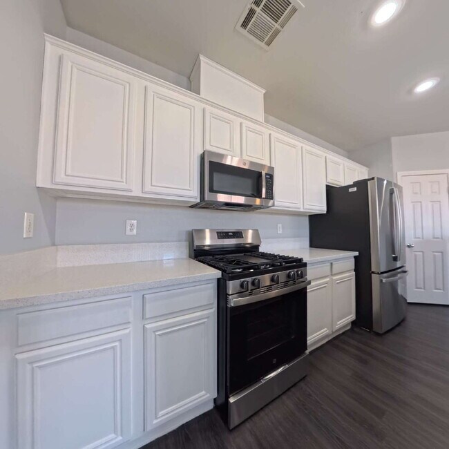 Building Photo - Spacious 2-bed 2-bath with Attached Car Garage at Tripoly!
