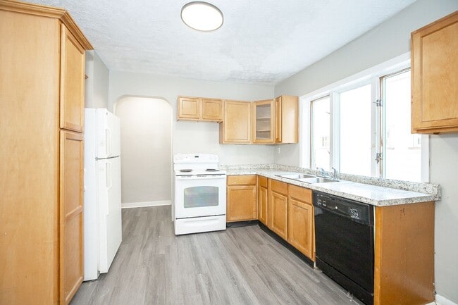 Building Photo - 3 BED 1 BATH BEAUTIFUL SINGLE HOME!