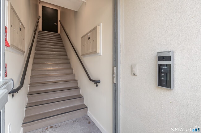 Building Photo - 584 Main St