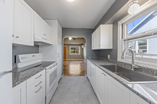 Building Photo - MOVE IN SPECIALCharming 2 bedroom duplex