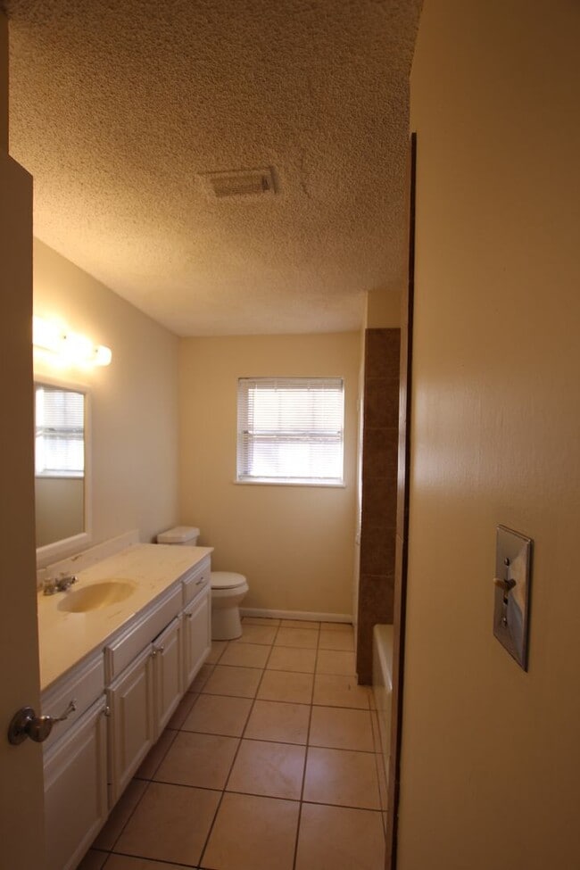 Building Photo - Spacious 3-Bedroom Home in South Tyler – A...