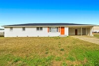 Building Photo - Majestic Maxwell