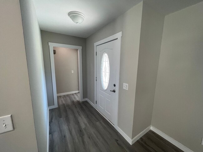 Building Photo - Remodeled 3 bedroom/2 bathroom home with d...