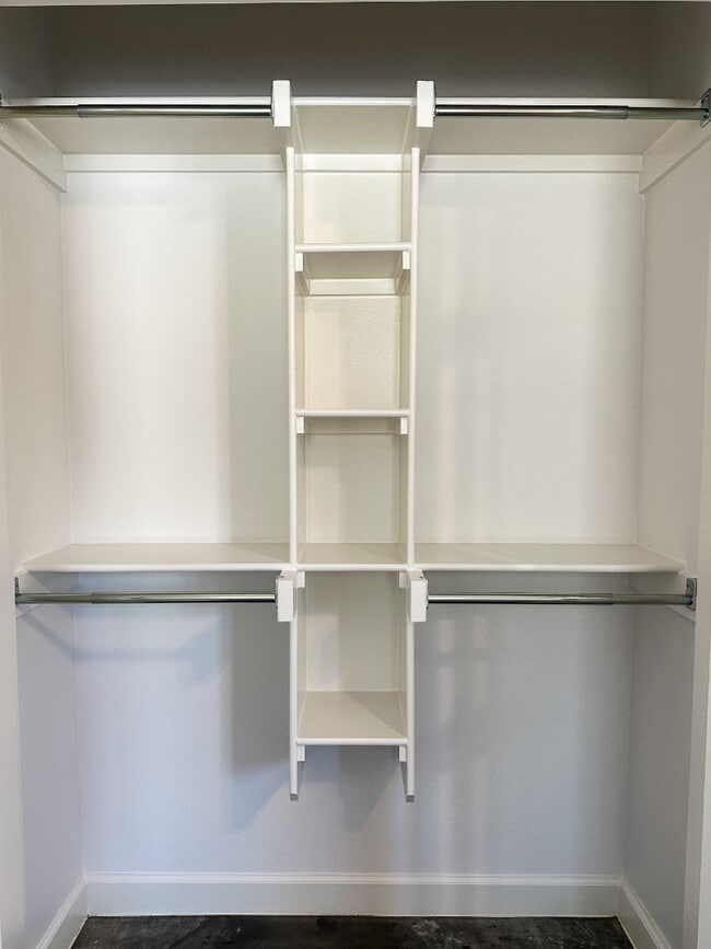 Building Photo - 1724 Rosemary Dr