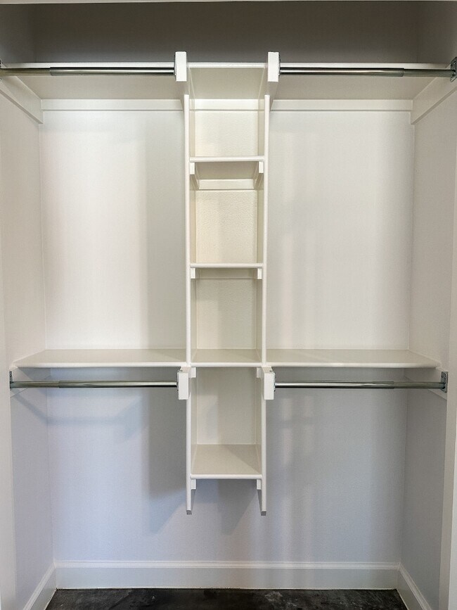 Building Photo - 1728 Rosemary Dr