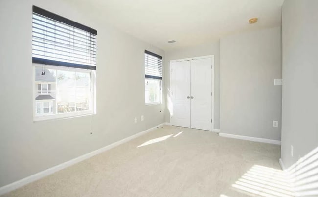 Building Photo - Beautiful End-Unit Townhome in Tanyard Spr...