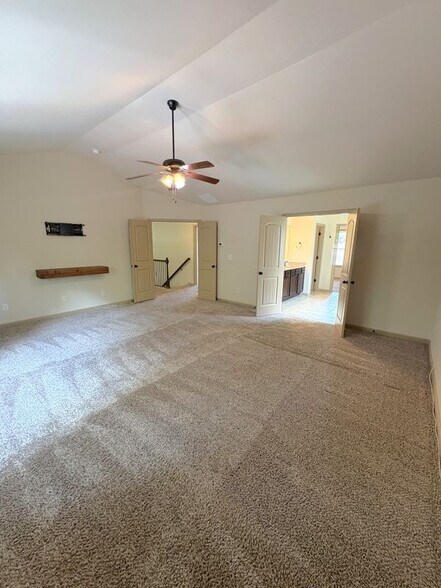 Building Photo - 4950 Belcrest Way