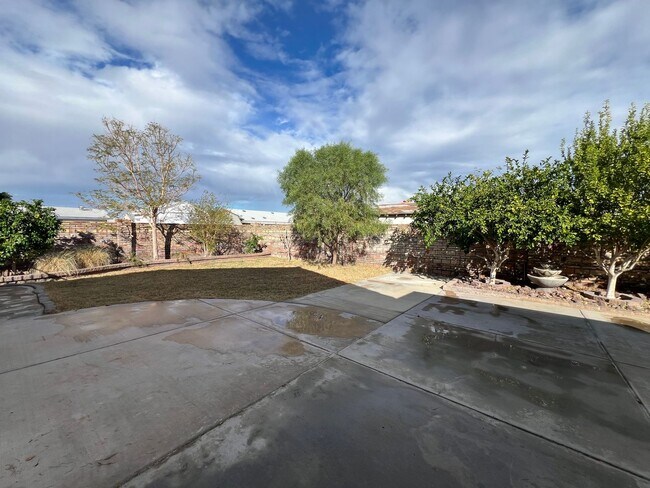 Building Photo - 3 BEDROOM HOME IN THE FOOTHILLS!