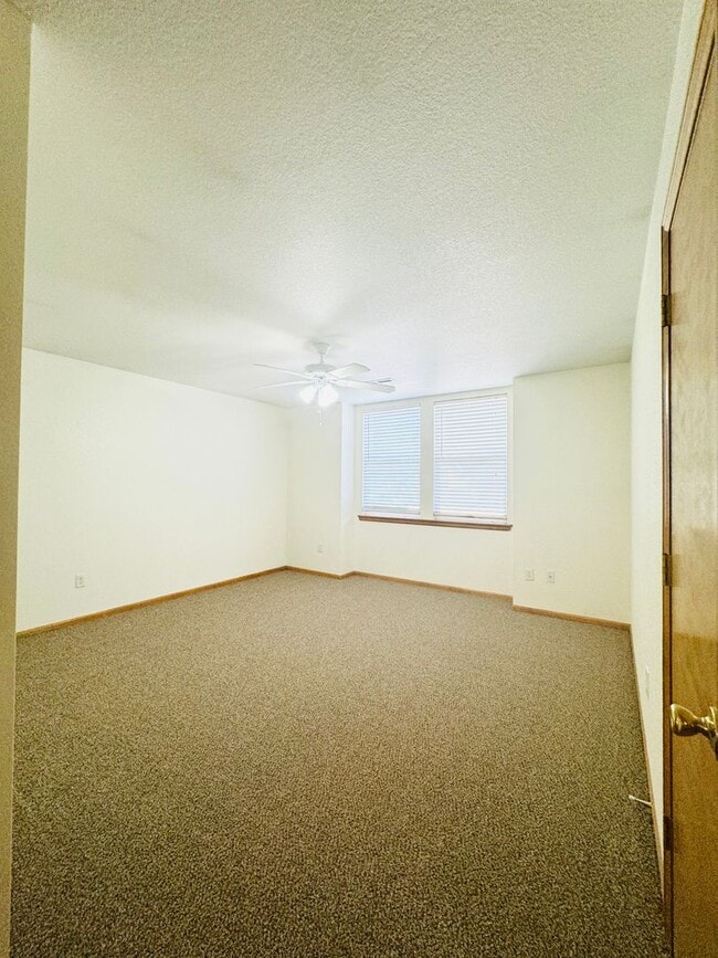 Building Photo - Wonderful 2 Story 3 Bedroom 2.5 Bath Townh...