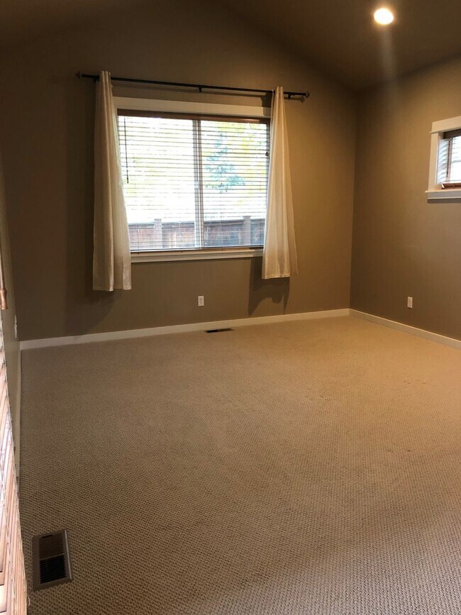 Building Photo - Charming 4-bedroom house in Alder Creek Su...
