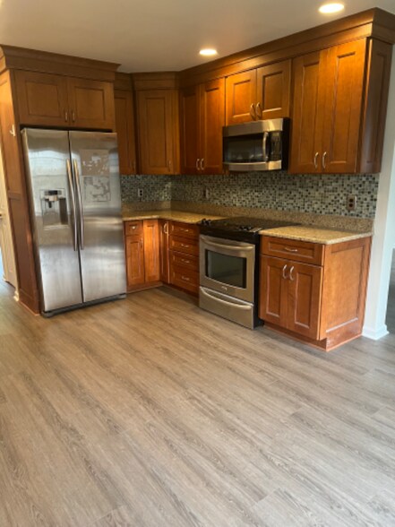 Building Photo - 2633 Pender Dr