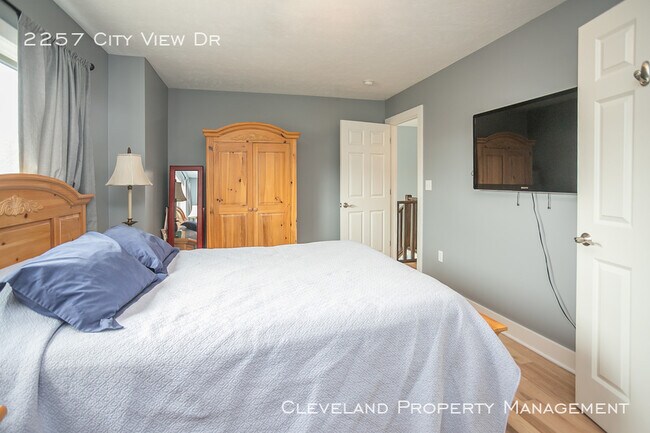 Building Photo - Stylish Tremont Townhome!