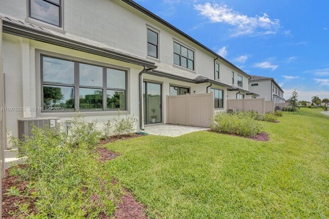 Building Photo - 2202 Appleton Cir S