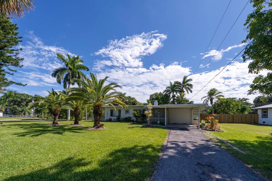 Building Photo - 4464 E Riverside Dr