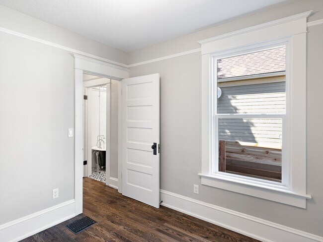 Building Photo - Gorgeous, updated 3-bdr Vernon bungalow w/...