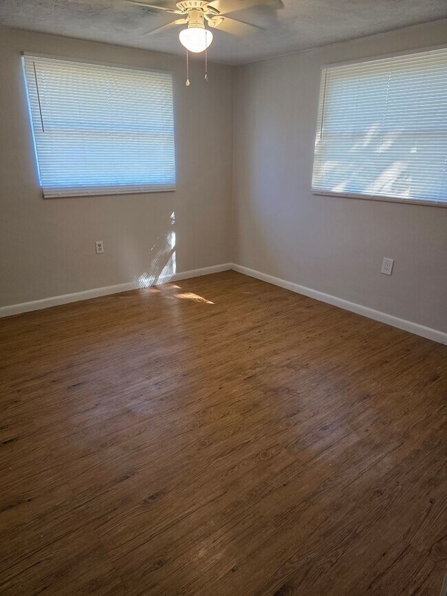 Building Photo - Adorable 2/1.5 in Beverly Hills!!!