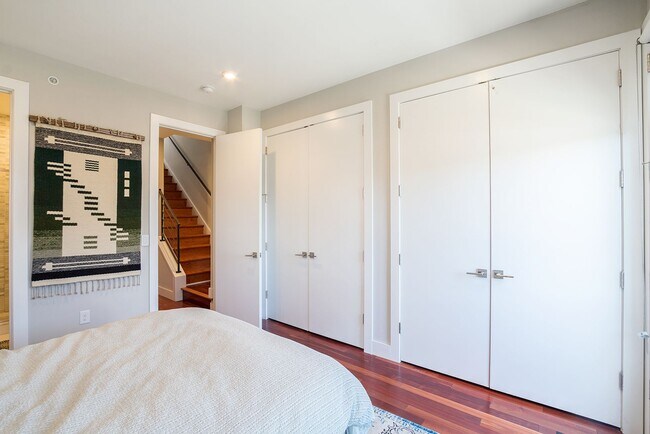 Building Photo - Two Bed Fishtown Townhouse