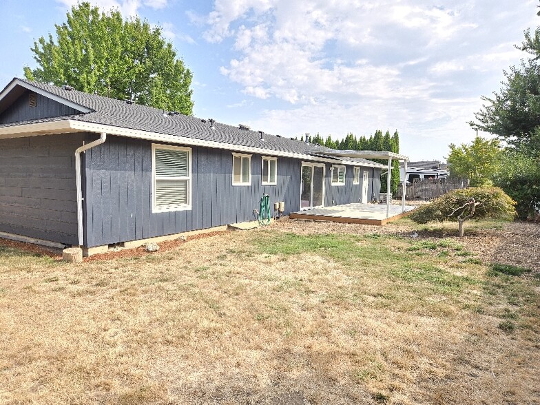 Building Photo - 6095 McLeod Ln NE