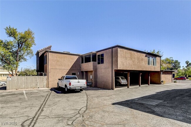 Building Photo - 1544 Hialeah Dr