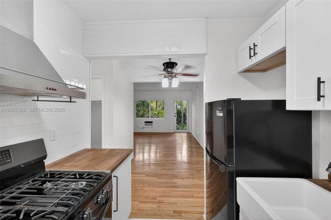 Building Photo - 428 Collins Ave